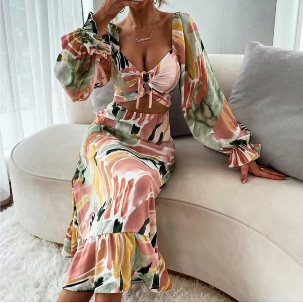 (NWT) Super Cute Watercolor-Design Front Cut-Out Long Sleeve Midi Dress (M)